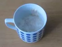 Do vlažného mléka dáme trochu cukru a mouky,...