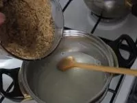 Mléko rozvaříme s cukrem, přisypeme ořechy,...