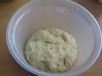 Těsto zakryjeme a necháme na teplém místě asi...