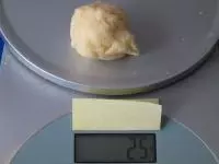 Z těsta odebíráme kousky, tvoříme kuličky a...