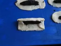 Přeložíme vrchní okraj těsta, spodní okraj...