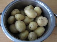 Brambory uvaříme ve vodě do poloměkka. Vodu...