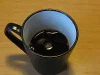 Horkou vodou zalijeme kávu a necháme...