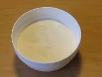 Mouky smícháme s kypřícím práškem....
