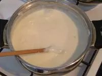 V mléce rozmícháme mouku a cukr, uvaříme...