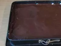 Čokoládovou polevu rozetřeme na ztuhlý krém....