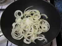 Cibuli oloupeme, nakrájíme na kolečka,...