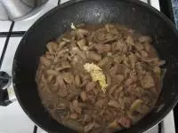 Nakonec očistíme česnek a protlačíme ho do...