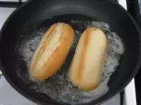 Bagetky překrojíme a krátce osmahneme na...
