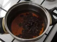 Z cukru uděláme karamel, zalijeme ho vodou a...