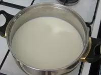 Mléko, krystalový a vanilkový cukr přivedeme k...