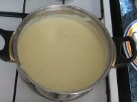Těstíčko přilijeme do mléka a uvaříme...