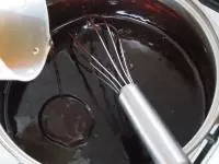 V hrnci rozpustíme čokoládu s vodou a kakaem....