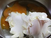 Uvedené ingredience vložíme do hluboké mísy a...