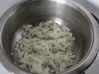 Cibuli oloupeme, nadrobno nakrájíme a osmahneme...