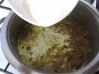 V mléce a smetaně rozmícháme mouku a směsí...
