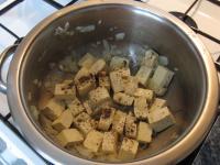 K cibuli přidáme tofu, opepříme a 8 minut...