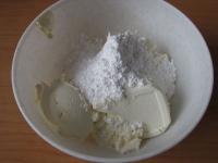 Mascarpone utřeme s tvarohem a cukrem....