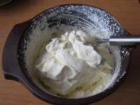 Šlehačku přimícháme k mascarpone....
