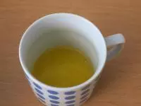 Máslo rozpustíme a necháme vychladnout....