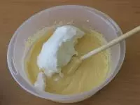 Jemně vmícháme sníh z vaječných bílků....