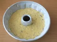 Těsto nalijeme do bábovkové formy (průměr 25...