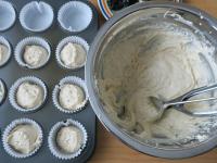 Těsto rozdělíme do muffinové formy vyložené...