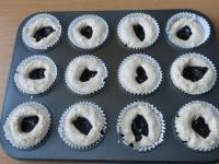 Do každého muffinu zatlačíme švestku....