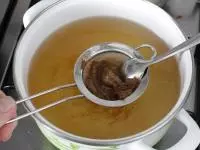 Přes sítko vmícháme do polévky miso pastu....
