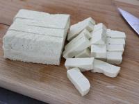 Tofu nakrájíme na malé kostičky a přidáme do...