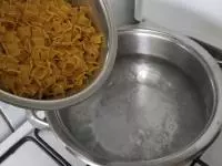Fleky uvaříme ve velmi jemně slané vodě....