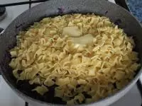 ... a přidáme spolu s máslem k zelí....