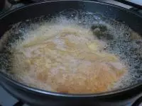 Do horkého oleje vložíme řízek, tak aby byl...