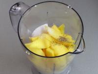 Mango spolu s jogurtem, mlékem, cukrem a špetkou...