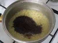 Vmícháme mák. Podle chuti si můžete přidat i...