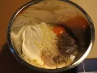 Přidáme jogurt, vejce, dva stroužky...