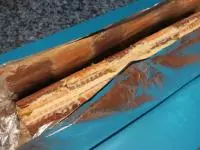 Okraje alobalu nadzvedneme a vytvoříme střechu....