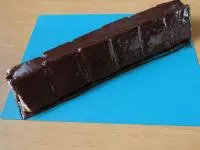 Čokoládovou polevou zákusek polejme a opět...