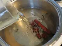 Přilijeme víno a prohřejeme (nesmí se vařit)....