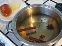 Odstavíme z ohně, přilijeme citronovou...