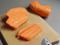 Batáty oloupeme a nakrájíme na hrubší...