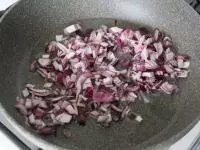 Cibuli oloupeme, nadrobno nakrájíme a osmahneme...