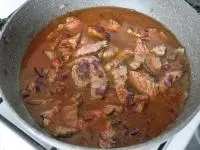 Podlijeme vodou po úroveň masa a pod pokličkou...