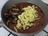 Po 45 minutách přidáme houby a papriku k masu,...