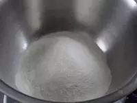Do mísy nasypeme mouku, špetku soli a přilijeme...