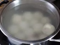 Do hrnce dáme vařit vodu a do vařící vody...