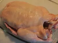 Čerstvou kachnu umyjeme, zevnitř i zvenku...