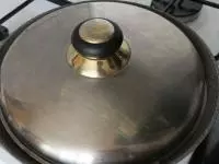 Zakryjeme a 4 minuty pod pokličkou smažíme....