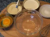 Do misky vložíme ingredience......