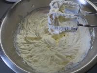 Přimícháme mascarpone a tvaroh....